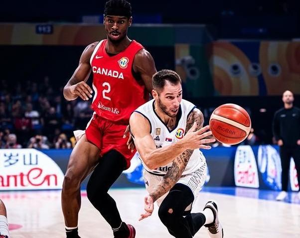 塞尔维亚队展现出强大的实力和团队合作，全场震撼