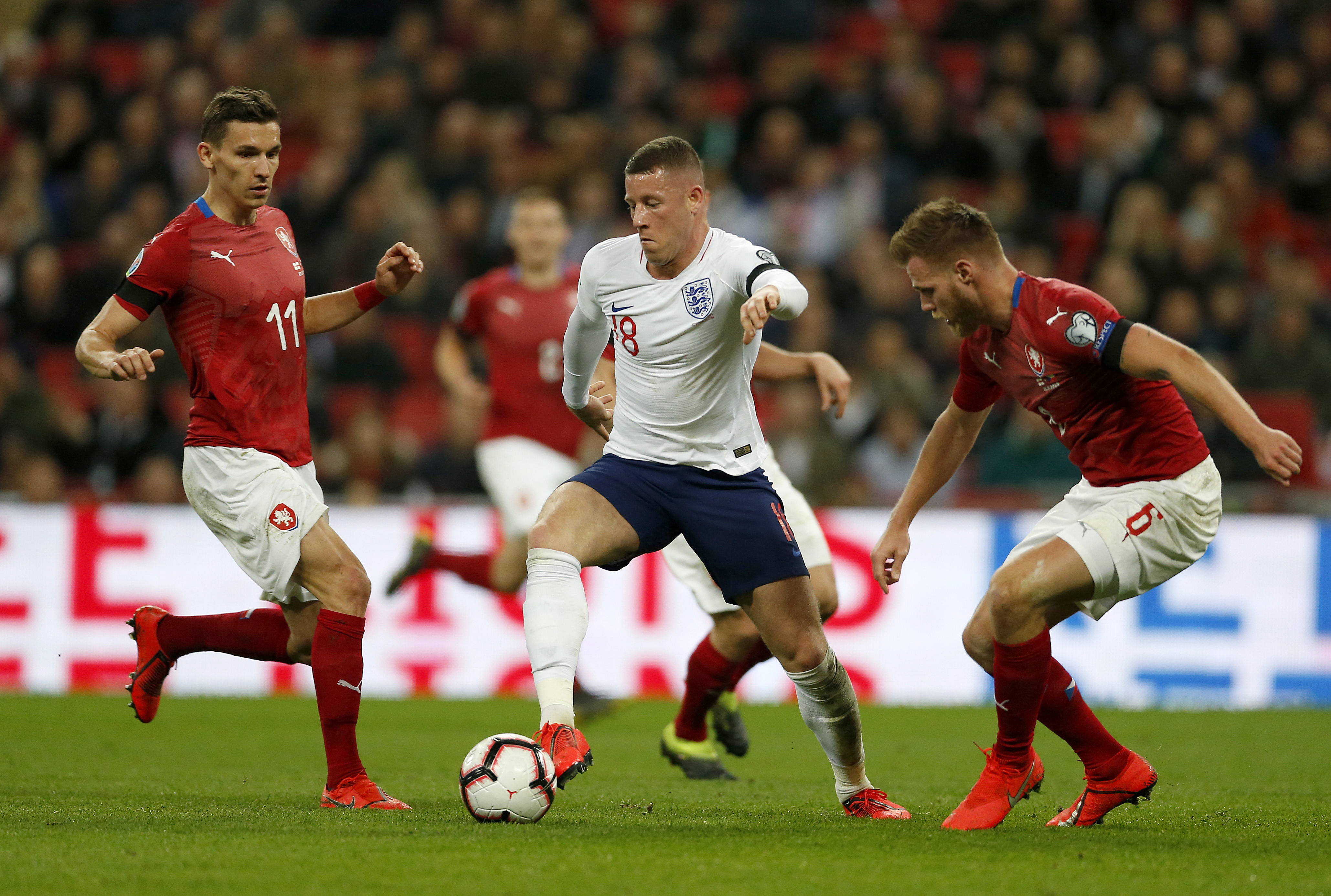 英格兰队在温布利战胜阿尔及利亚队,气势如虹 英格兰队在温布利战胜阿尔及利亚队,气势如虹